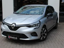 Grijs, metallic lak Gebruikt 2023 Renault Clio V Evolution Hatchback | € 18.690 (Eerlijke prijs)