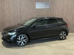 Zwart, metallic lak Gebruikt 2022 VW Polo R-line Hatchback | € 19.900 (Eerlijke prijs)