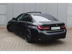 Saphirschwarz (donker zwart metallic) Gebruikt 2025 BMW 330e Comfort Edition Sedan | € 70.950