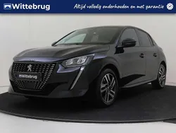 Zwart, metallic lak Gebruikt 2023 Peugeot 208 Allure Hatchback | € 18.625 (Eerlijke prijs)