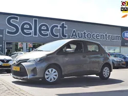 Grijs, metallic lak Gebruikt 2016 Toyota Yaris Hatchback | € 7.940 (Eerlijke prijs)