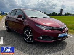 Rood (metallic) Gebruikt 2018 Toyota Auris Hybrid Hatchback | € 12.940 (Eerlijke prijs)