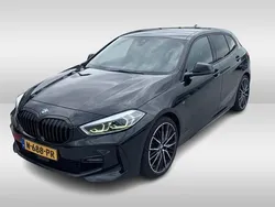 Zwart, metallic lak Gebruikt 2021 BMW 118 Efficient Dynamics Hatchback | € 22.550 (Eerlijke prijs)