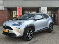 Grijs, metallic lak Gebruikt 2024 Toyota Yaris Cross Edition SUV | € 28.740 (Eerlijke prijs)