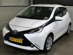 Wit Gebruikt 2017 Toyota Aygo X-play Hatchback | € 7.445 (Eerlijke prijs)