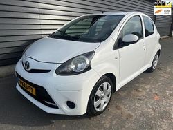 Wit Gebruikt 2012 Toyota Aygo Hatchback | € 3.245 (Eerlijke prijs)