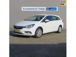 Wit, metallic lak Gebruikt 2017 Opel Astra Edition Stationwagen | € 9.995 (Eerlijke prijs)
