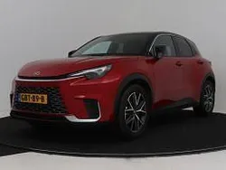 Emotional red metallic bicolor (rood metallic) Gebruikt 2024 Lexus LBX SUV | € 37.950 (Duur)