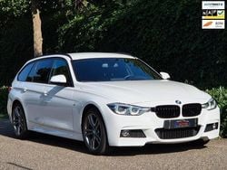 Wit Gebruikt 2018 BMW 320 Executive Stationwagen | € 22.499 (Eerlijke prijs)