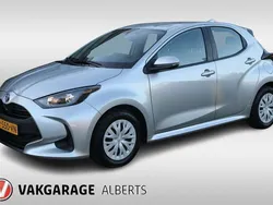 Grijs Gebruikt 2022 Toyota Yaris Hybrid Active Hatchback | € 18.450 (Eerlijke prijs)