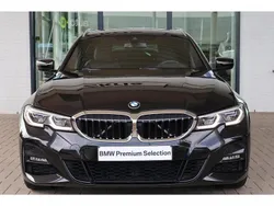 Saphirschwarz metallic (475) (zwart metallic) Gebruikt 2020 BMW 320 Comfort Edition Stationwagen | € 33.900 (Iets duurder)