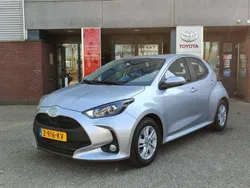 Grijs Gebruikt 2024 Toyota Yaris Hybrid Active Hatchback | € 23.499 (Eerlijke prijs)