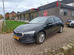Zwart Gebruikt 2023 Skoda Octavia Stationwagen | € 21.950 (Eerlijke prijs)