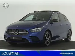 Donker 970 spectraalblauw metallic Nieuw 2024 Mercedes B180 AMG line MPV | € 52.064 (Eerlijke prijs)