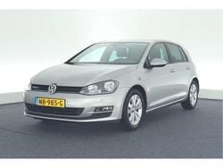 Grijs, metallic lak Gebruikt 2017 VW Golf VII Highline Hatchback | € 14.949 (Iets duurder)