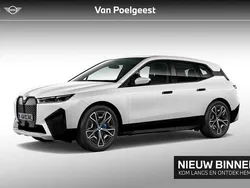 Mineralweiss metallic (wit metallic) Gebruikt 2021 BMW iX Executive SUV | € 44.995 (Eerlijke prijs)