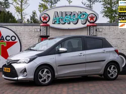 Grijs, metallic lak Gebruikt 2017 Toyota Yaris Hybrid Trend Hatchback | € 15.950 (Eerlijke prijs)