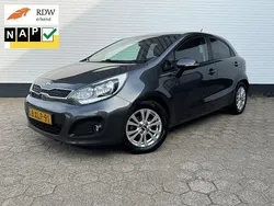 Grijs, metallic lak Gebruikt 2014 Kia Rio FIFA World Cup Edition Hatchback | € 7.895 (Eerlijke prijs)