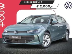 Groen, metallic lak Nieuw 2024 VW Passat Stationwagen | € 38.950 (Super prijs)