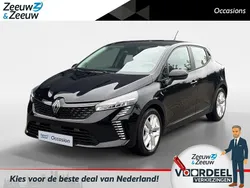 Zwart Gebruikt 2024 Renault Clio V Evolution Hatchback | € 21.435 (Eerlijke prijs)