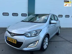 Grijs, metallic lak Gebruikt 2015 Hyundai i20 Hatchback | € 8.925 (Eerlijke prijs)