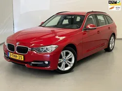 Rood, metallic lak Gebruikt 2014 BMW 320 Sport Line Stationwagen | € 9.950 (Goede deal)