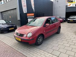 Rood, metallic lak Gebruikt 2002 VW Polo Hatchback | € 999 (Goede deal)