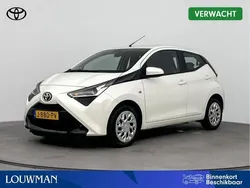 Cool white (licht wit) Gebruikt 2020 Toyota Aygo X-play Hatchback | € 12.445 (Iets duurder)