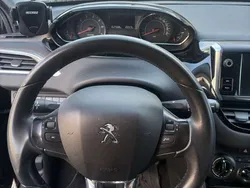 Zwart Gebruikt 2015 Peugeot 208 Style Hatchback | € 5.200 (Eerlijke prijs)