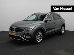 Grijs Gebruikt 2022 VW T-Roc Life SUV | € 21.945 (Eerlijke prijs)