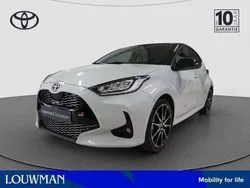 Grijs, metallic lak Gebruikt 2022 Toyota Yaris Sport Hatchback | € 26.795 (Eerlijke prijs)