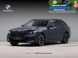 Blauw, metallic lak Nieuw 2025 BMW 550e M Sport Stationwagen | € 119.131 (Duur)