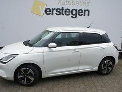 Wit (metallic) Gebruikt 2025 Suzuki Swift Style Hatchback | € 22.950 (Duur)