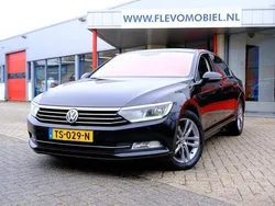 Zwart, metallic lak Gebruikt 2014 VW Passat Highline Sedan | € 11.450 (Eerlijke prijs)