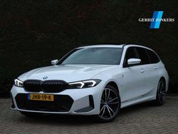 Wit Gebruikt 2023 BMW 330e M Sport Stationwagen | € 43.900 (Eerlijke prijs)