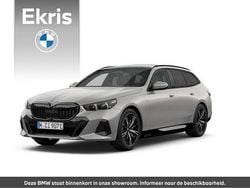 Grijs Nieuw 2025 BMW 550e M Sport Stationwagen | € 110.436 (Goede deal)