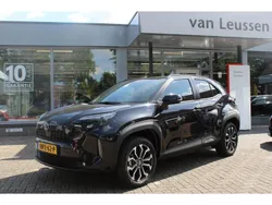 Zwart Gebruikt 2023 Toyota Yaris Cross Style SUV | € 28.900 (Eerlijke prijs)