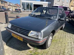 Grijs Gebruikt 1991 Peugeot 205 Hatchback | € 2.250