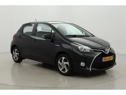 Zwart Gebruikt 2015 Toyota Yaris Hatchback | € 11.999 (Eerlijke prijs)