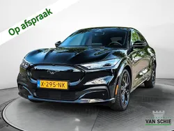 Zwart Gebruikt 2023 Ford Mustang Mach-E Premium SUV | € 41.900 (Eerlijke prijs)