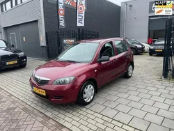 Rood, metallic lak Gebruikt 2007 Mazda 2 Exclusive MPV | € 999 (Eerlijke prijs)