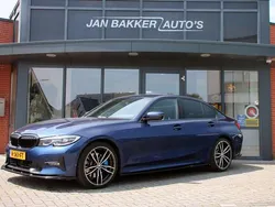 Blauw, metallic lak Gebruikt 2019 BMW 330 Executive Sedan | € 24.500 (Eerlijke prijs)