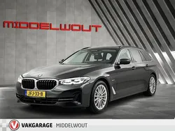 Grijs Gebruikt 2022 BMW 530e M Sport Stationwagen | € 35.940 (Goede deal)