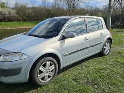 Grijs Gebruikt 2003 Renault Mégane II Luxe Hatchback | € 950 (Eerlijke prijs)