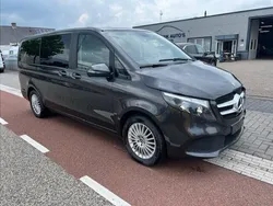 Grijs, metallic lak Gebruikt 2021 Mercedes V220 Edition MPV | € 31.399