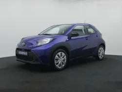 Blauw metallic Gebruikt 2024 Toyota Aygo Play Hatchback | € 18.950 (Super prijs)