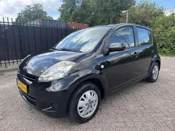 Zwart, metallic lak Gebruikt 2008 Daihatsu Sirion Hatchback | € 1.250 (Goede deal)