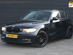 Zwart, metallic lak Gebruikt 2009 BMW 118 Sport Line Hatchback | € 3.450 (Eerlijke prijs)