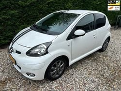 Wit Gebruikt 2011 Toyota Aygo Hatchback | € 4.495 (Eerlijke prijs)