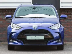 Blauw, metallic lak Gebruikt 2022 Toyota Yaris Hybrid Active Hatchback | € 19.900 (Eerlijke prijs)